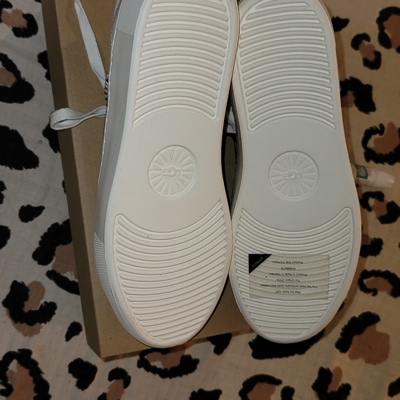 UGG Sneaker w/Dinale Exotic, cream color w/leopard sz 6 - Picture 4 of 4